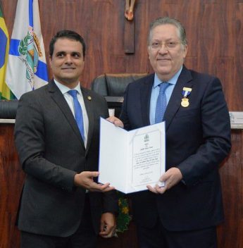 Valdomiro Távora recebe Medalha Boticário Ferreira da Câmara Municipal de Fortaleza