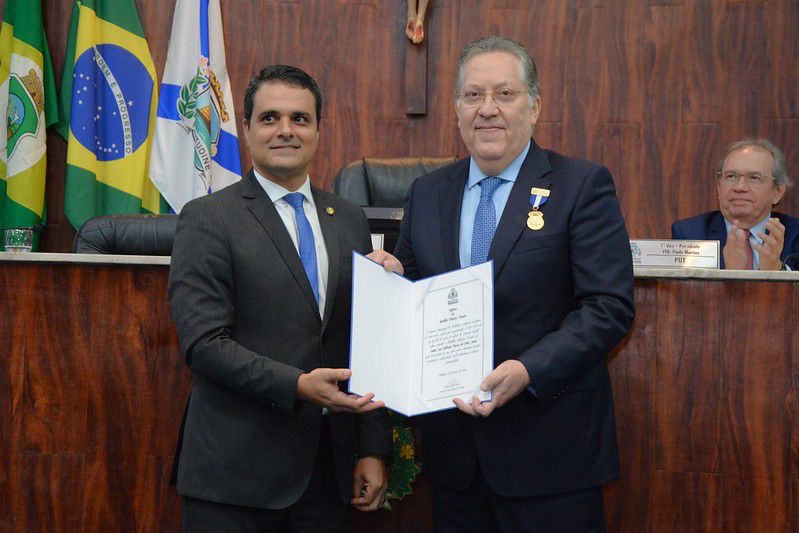 Valdomiro Távora recebe Medalha Boticário Ferreira da Câmara Municipal de Fortaleza