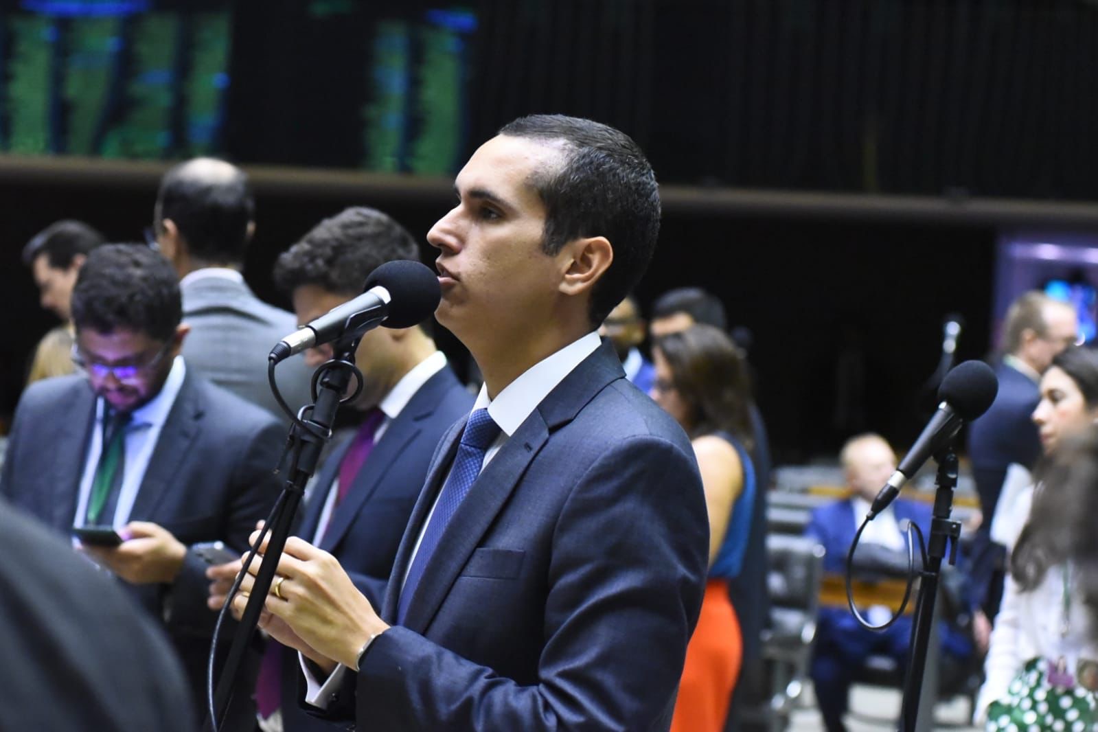 Câmara aprova projeto de Domingos Neto para fornecer energia solar e eólica a famílias de baixa renda