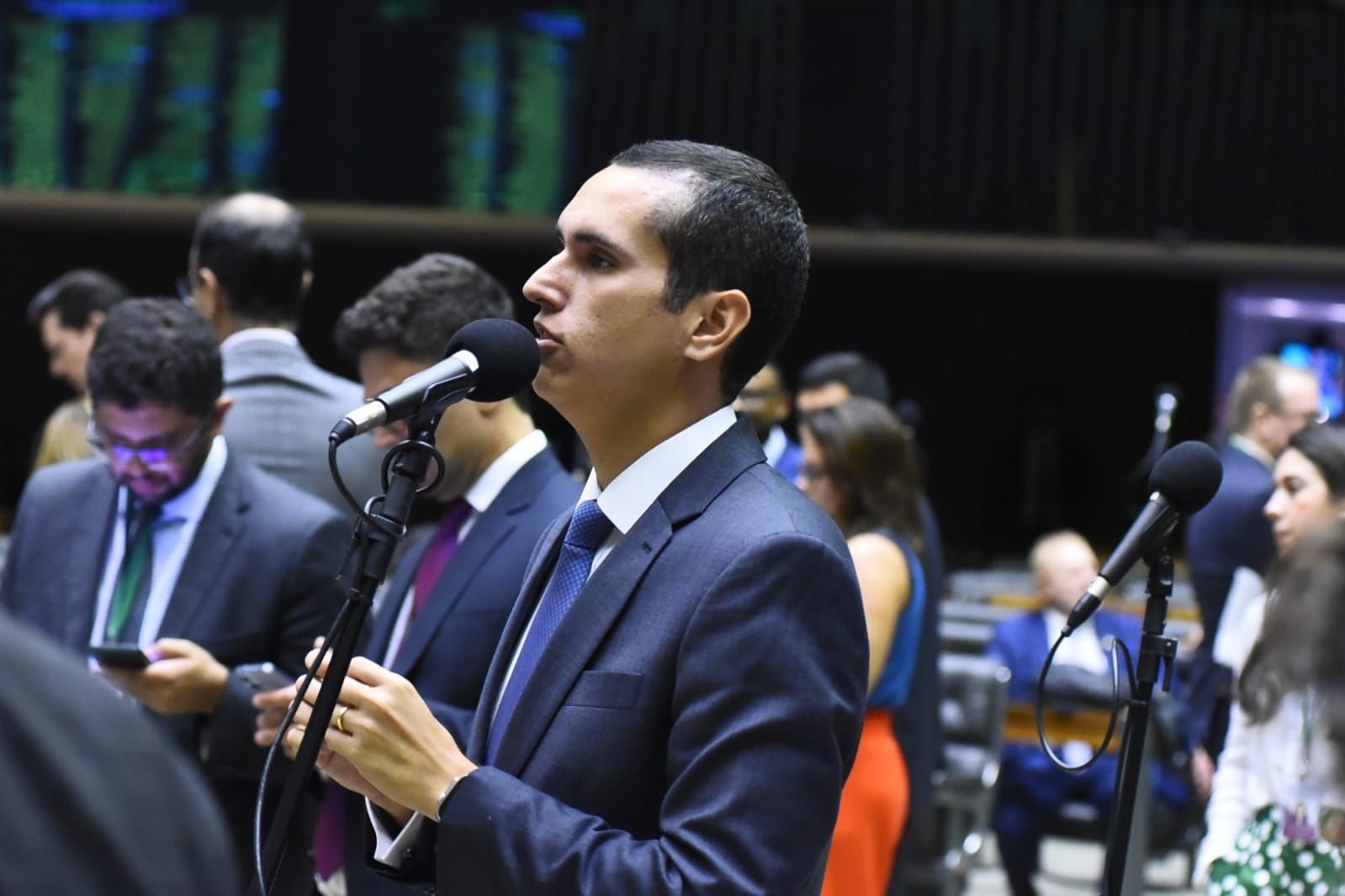 Com co-autoria de Domingos Neto, Câmara aprova projeto que proíbe uso de celulares em salas de aula