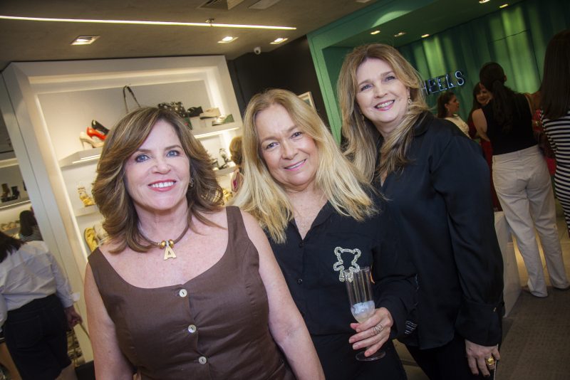 CHEERS TO MOMS - Sakie e Nicole Brookes reúnem clientes e amigas em cocktail especial na Heels para o Dia das Mães