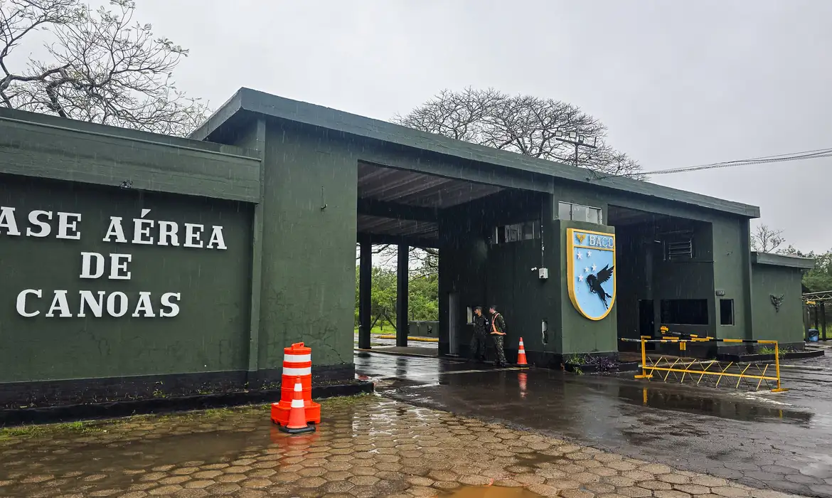 Passageiros começam a pousar e decolar da Base Aérea de Canoas Passageiros começam a pousar e decolar da Base Aérea de Canoas