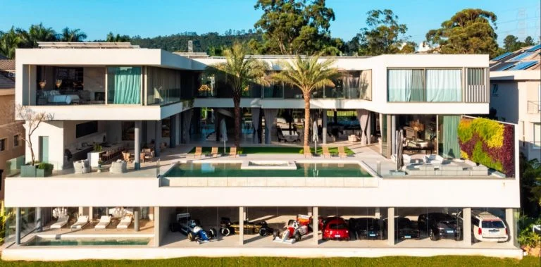 À venda mansão de R$ 150 milhões em São Paulo com garagem para 18 carros