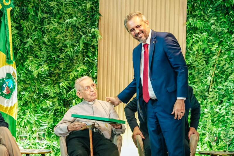 Líderes Inspiradores - Ministro Camilo Santana é agraciado com a Medalha da Abolição 2024 por suas contribuições ao Ceará