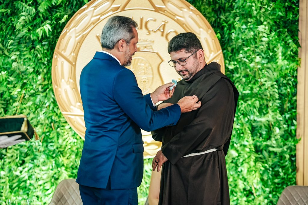 Elmano De Freitas E Frei Rogerio Lopes (2)