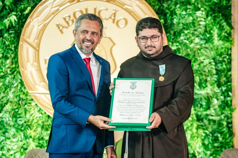 Líderes Inspiradores - Ministro Camilo Santana é agraciado com a Medalha da Abolição 2024 por suas contribuições ao Ceará