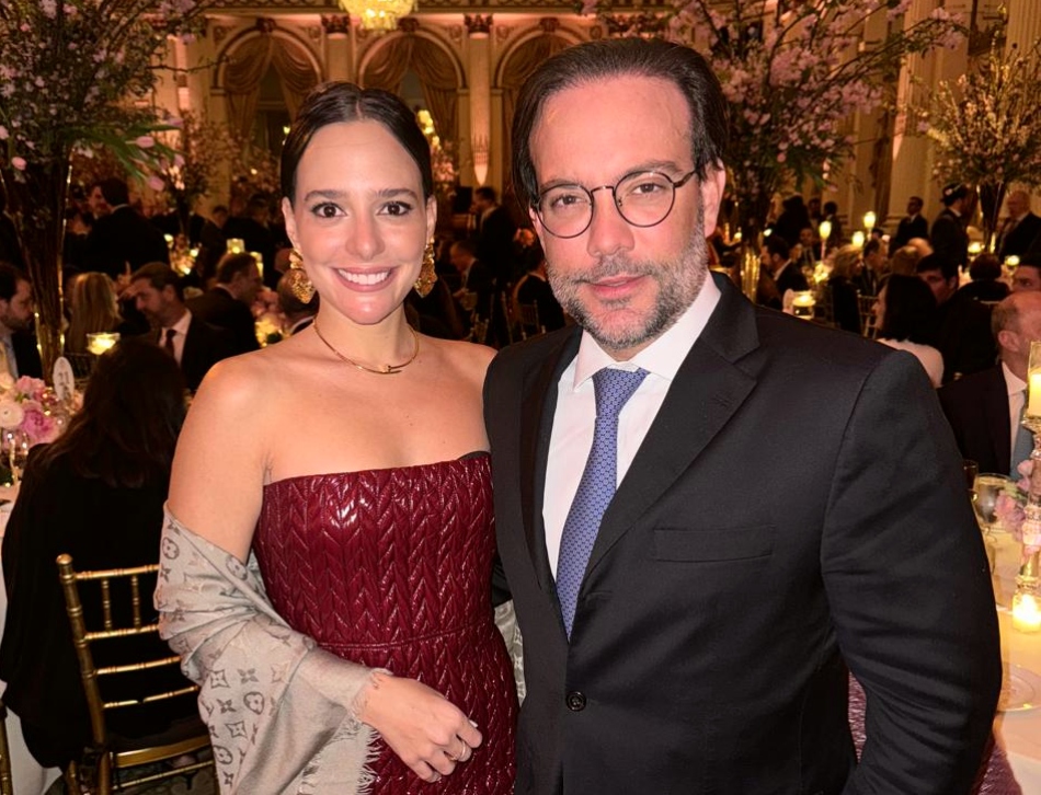 Ivo Machado e Gabriella Ventura participam de elegante jantar em NY