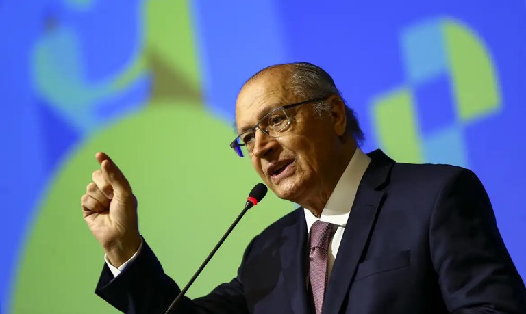 Chuvas: MP do auxílio a empresas do RS deve sair na terça, diz Alckmin