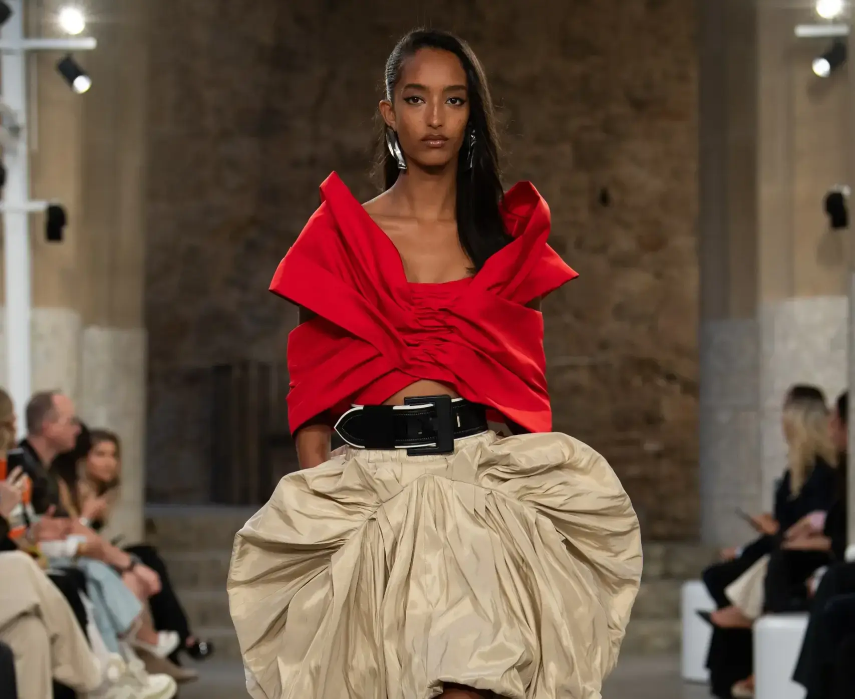 Mergulhando no Desfile Louis Vuitton Cruise 2025 em Barcelona Mergulhando no Desfile Louis Vuitton Cruise 2025 em Barcelona