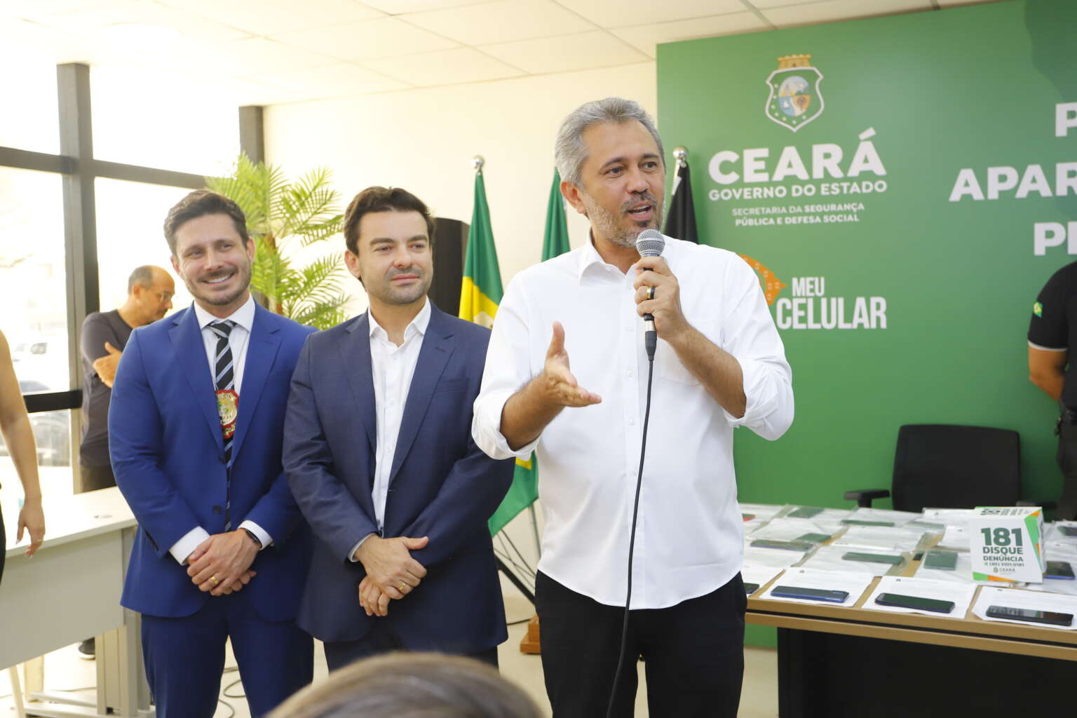 Meu Celular: primeiros celulares recuperados pelas Forças de Segurança do Ceará são entregues em Fortaleza