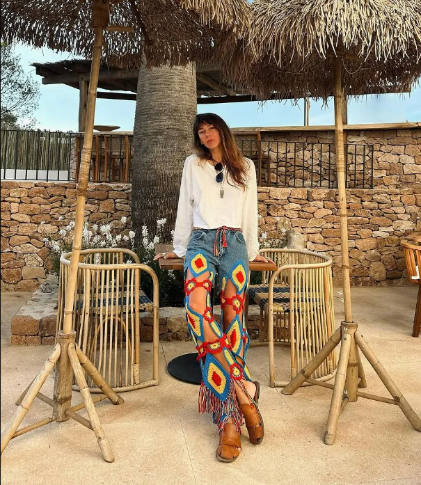 Pantalon de crochê vira tendência nos looks de verão pelo mundo