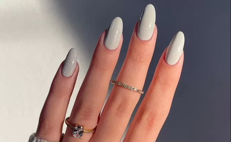Nova tendência de unhas cinzas para uma elegância discreta Nova tendência de unhas cinzas para uma elegância discreta