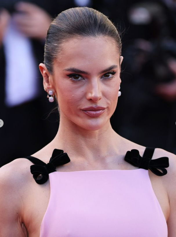 Laços e fitas marcam presença no Festival de Cannes na noite de terça-feira