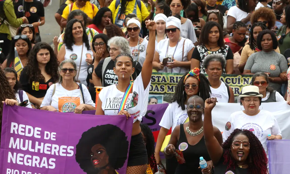 Desemprego de jovens negras é 3 vezes superior ao dos homens brancos Desemprego de jovens negras é 3 vezes superior ao dos homens brancos