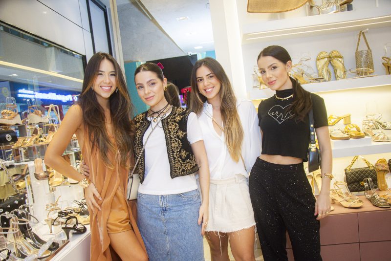 CHEERS TO MOMS - Sakie e Nicole Brookes reúnem clientes e amigas em cocktail especial na Heels para o Dia das Mães