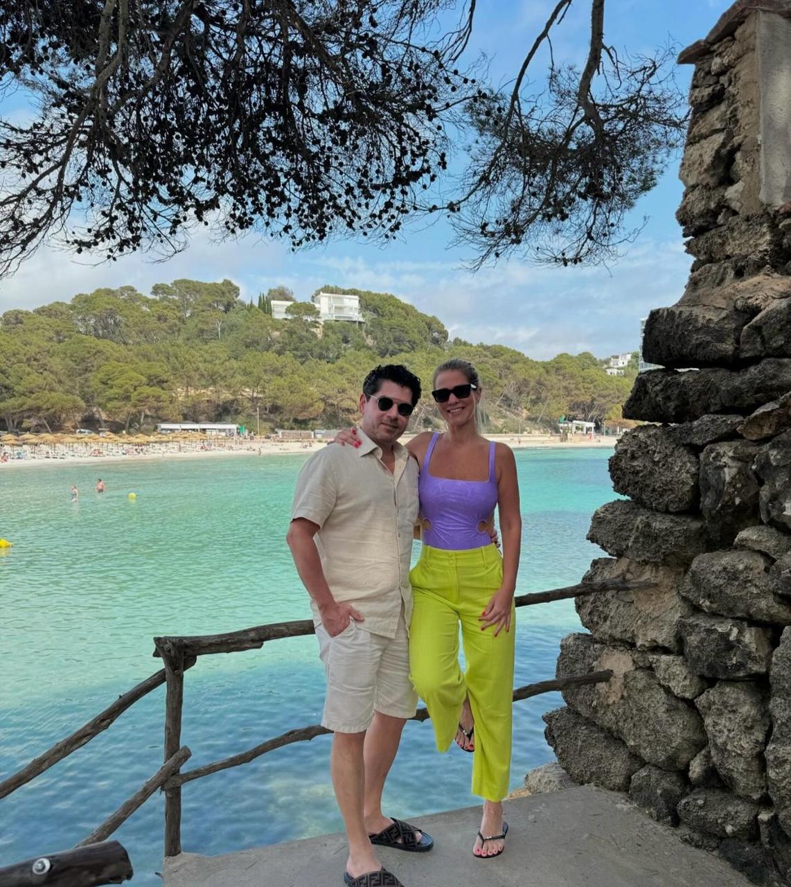 Pompeu Vasconcelos e Mariana da Fonte aproveitam férias paradisíacas em Menorca