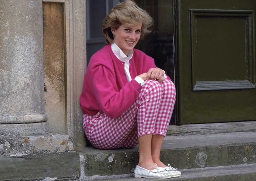 Primeiro contrato de trabalho da princesa Diana é vendido por mais de R$50 mil em leilão Primeiro contrato de trabalho da princesa Diana é vendido por mais de R$50 mil em leilão