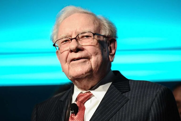 Decisão bilionária: Warren Buffett vende ações da Apple