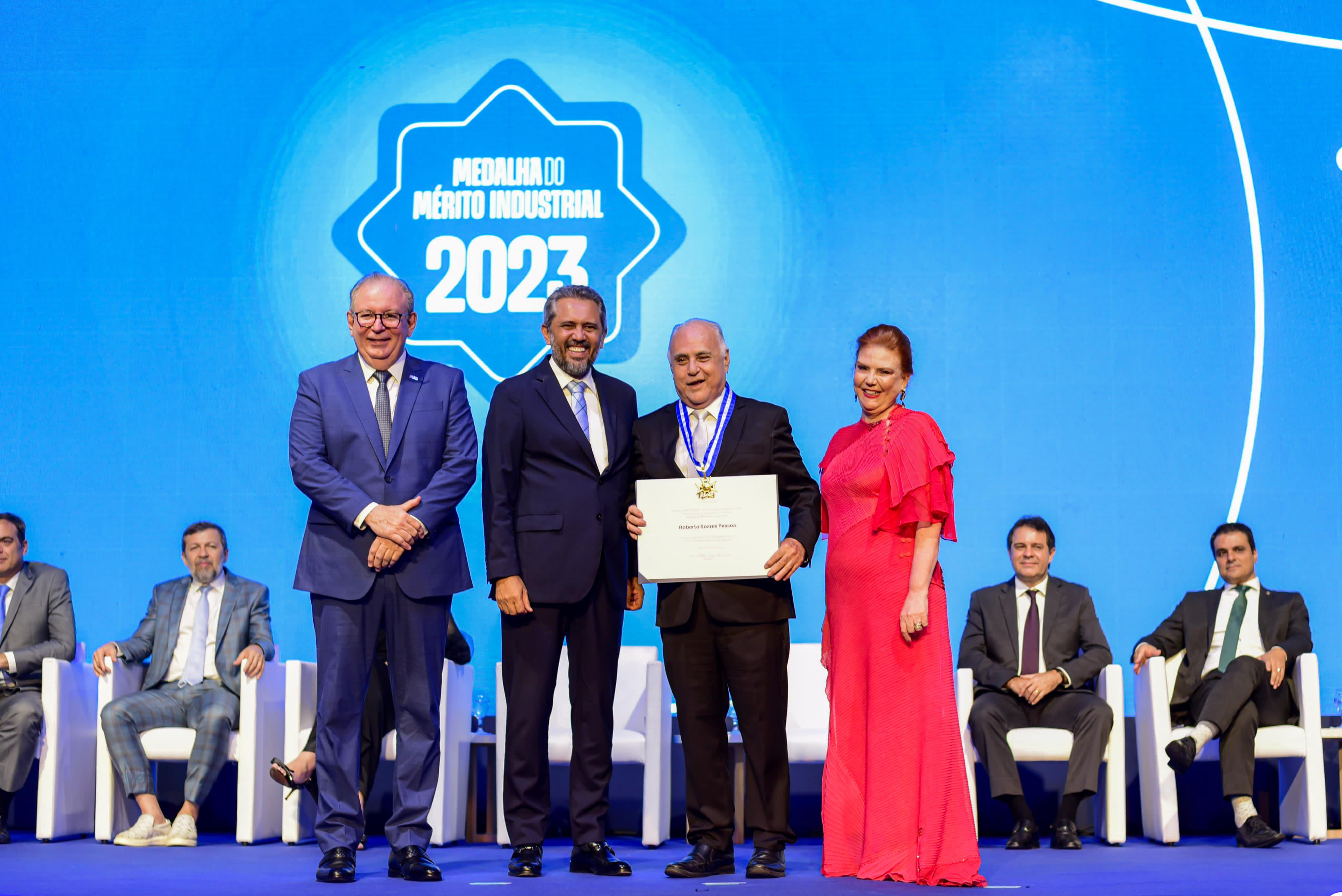 Roberto Pessoa recebe a Medalha do Mérito Industrial da FIEC em reconhecimento à sua contribuição para a indústria cearense