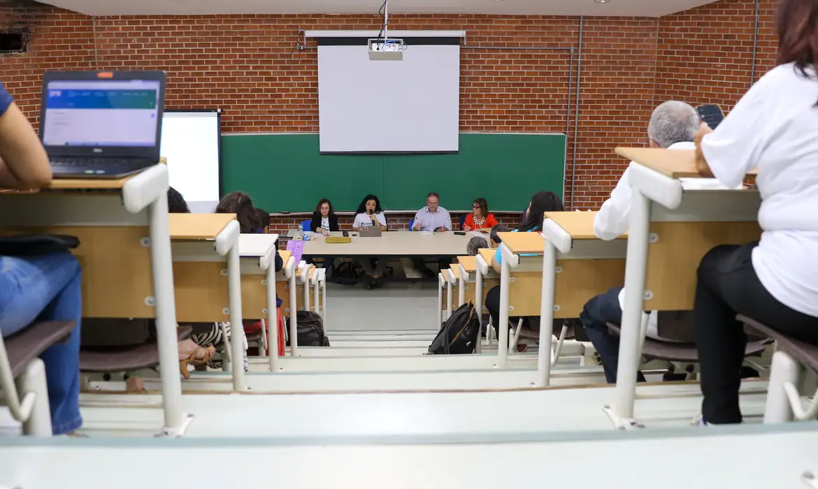 Professores de universidades e instituições federais encerram greve Professores de universidades e instituições federais encerram greve