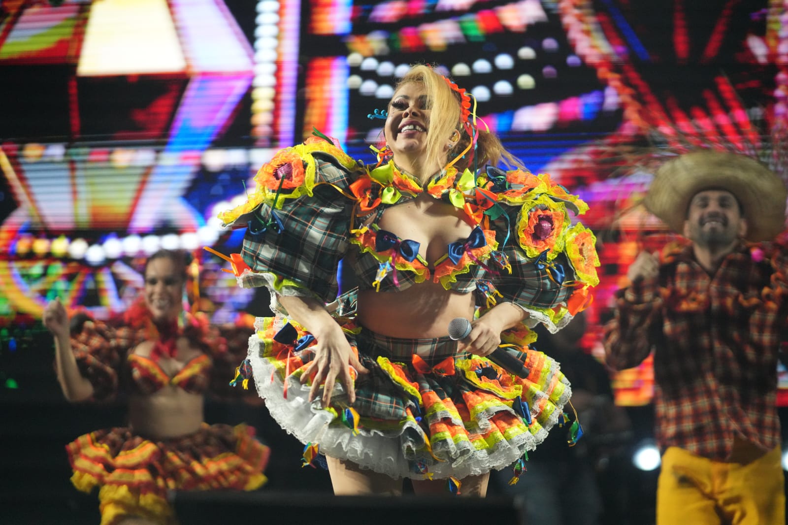 Joelma canta seus hits vestida de caipira no Arraiá do Cumbe Joelma canta seus hits vestida de caipira no Arraiá do Cumbe