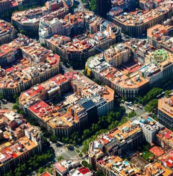 Barcelona eleva imposto sobre hospedagem e fixa tarifa de até 15 euros por diária