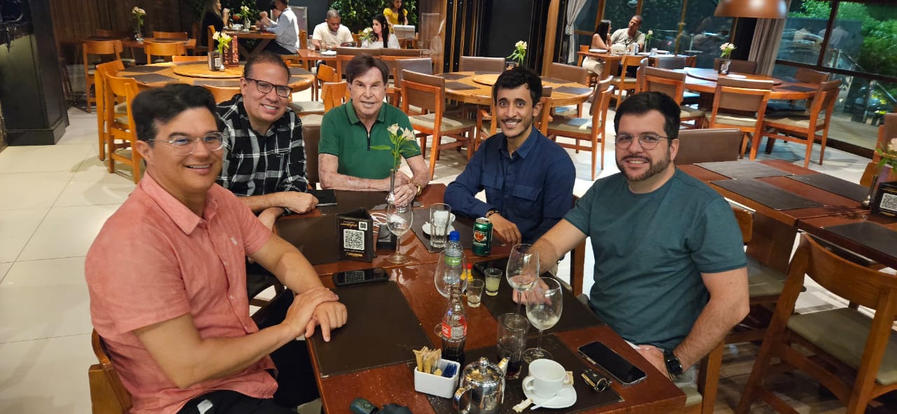 Dr. Davi Pontes participa de jantar com colunista da Revista Veja no Coco Bambu Beira Mar
