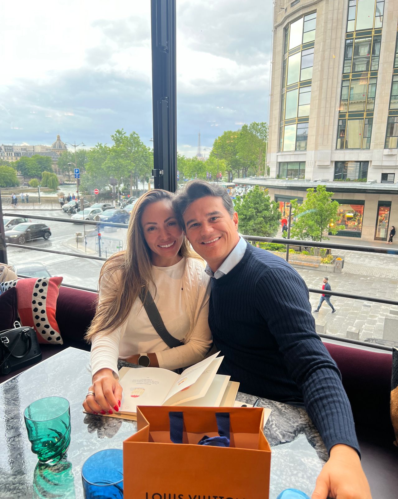 Dr. Davi Pontes e Ketsia Vasconcelos em clima de romance em Paris