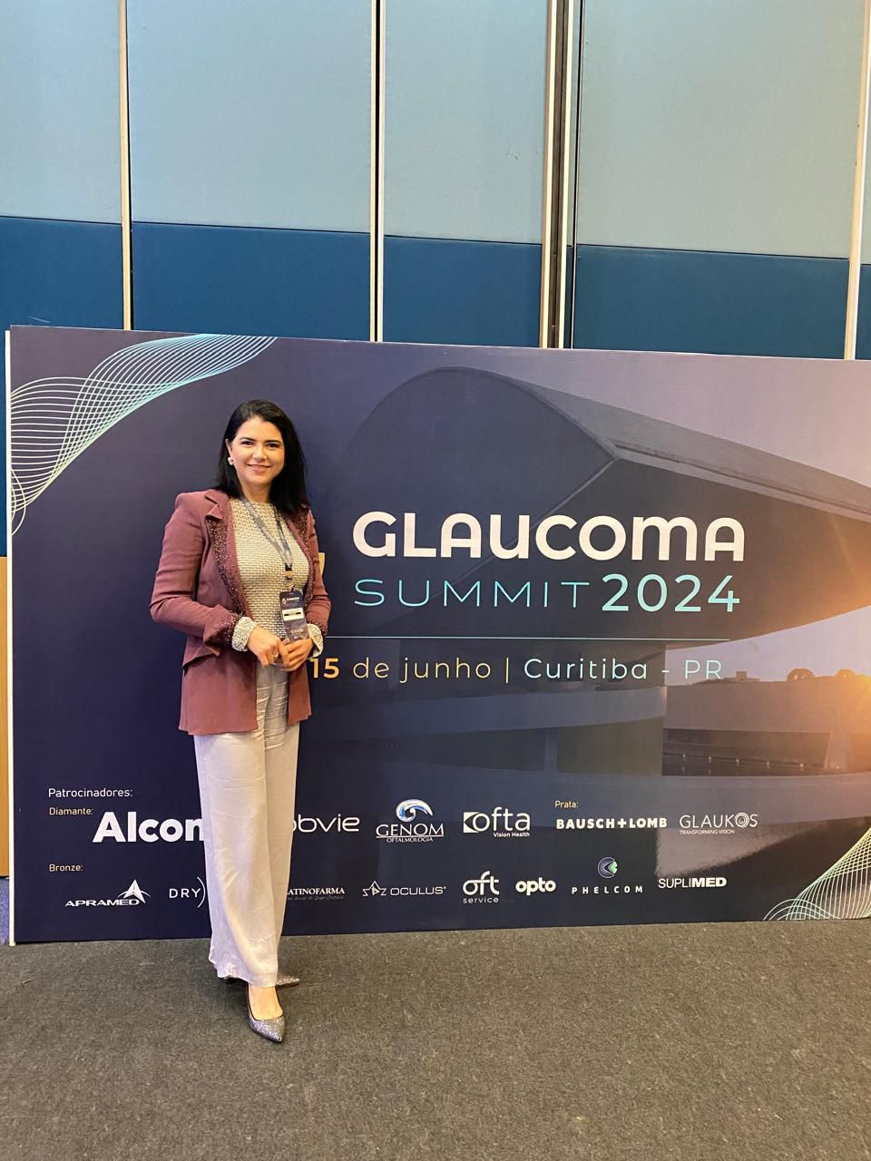 Dra. Hissa Tavares dá aula sobre cirurgia minimamente invasiva de glaucoma durante o Glaucoma Summit 2024, em Curitiba