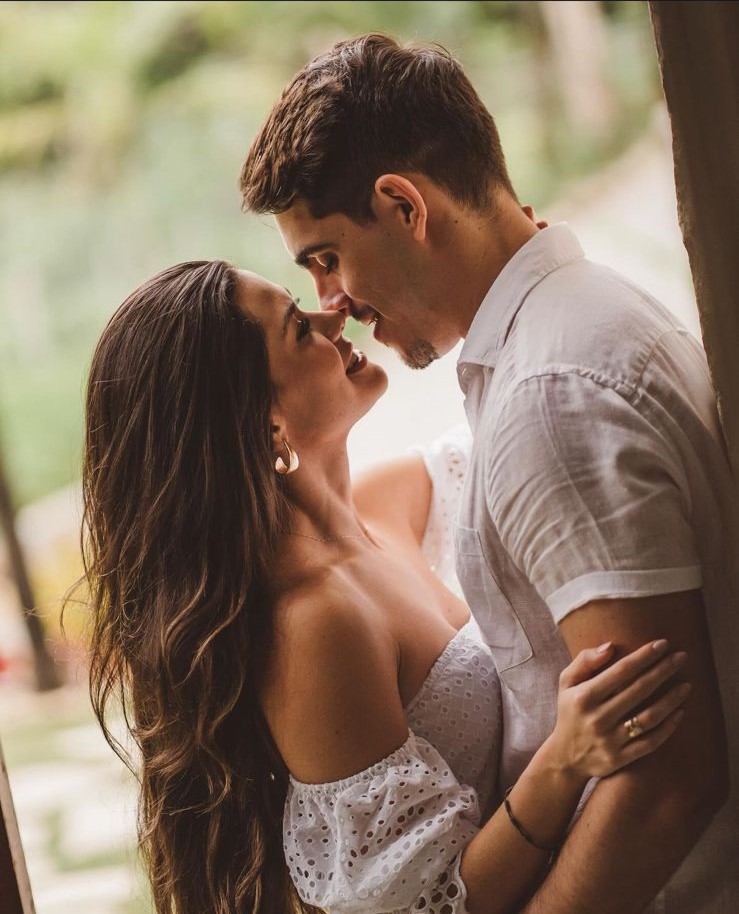 Lize Bezerra e Gabriel Sanford sobem ao altar para tornarem-se marido e mulher Lize Bezerra e Gabriel Sanford sobem ao altar para tornarem-se marido e mulher