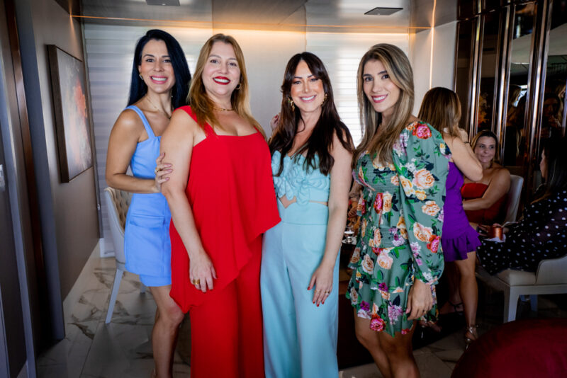 CHEERS - Camila Coutinho brinda nova idade na elegância e aconchego de sua residência