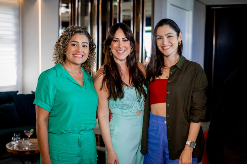 CHEERS - Camila Coutinho brinda nova idade na elegância e aconchego de sua residência