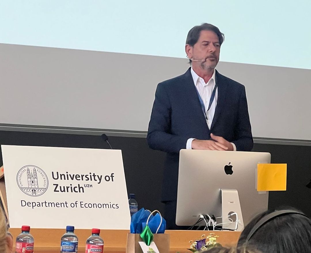 Cid Gomes compartilha sucesso educacional do Ceará em palestra na Universidade de Zurich