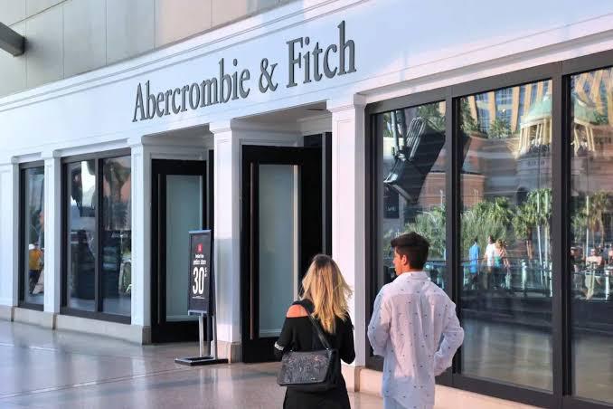 Abercrombie & Fitch em alta: ações disparam com retorno da moda dos anos 90
