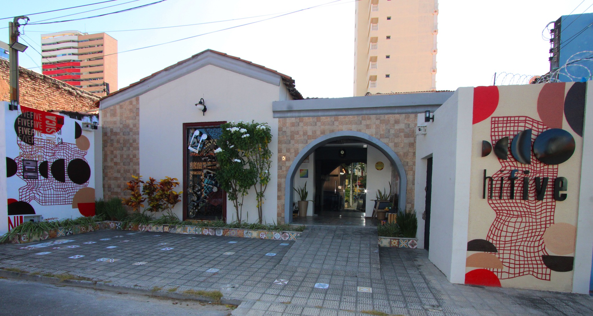 Exposição “A Cor do Som” reúne obras de 30 artistas no HiFive Discos e Bar