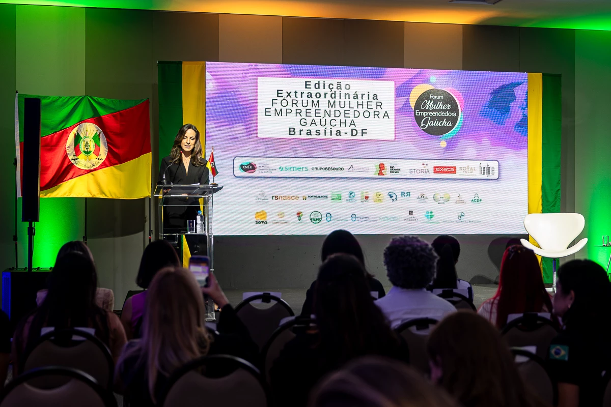 Forum Mulher Empreendedora Gaucha Viviane Costa Discursando