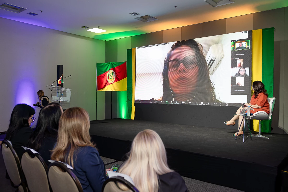 Gabriela Schuster No Telao E Elisiane Da Silva