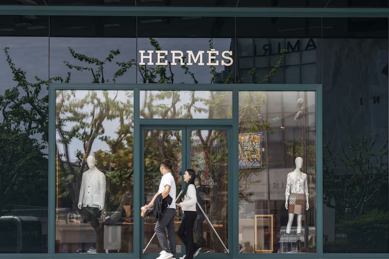 Hermès supera projeções no 2º trimestre e desafia desaceleração no setor de luxo