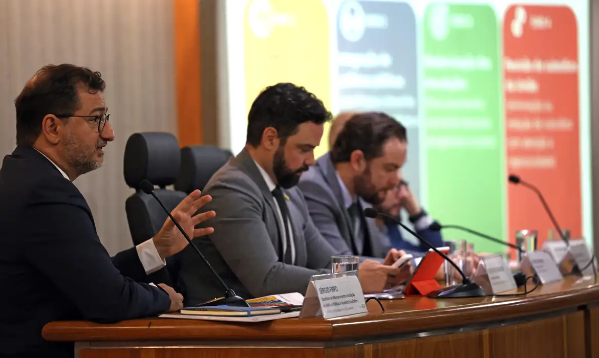 Equipe econômica detalha medidas para cortar R$ 26 bi em gastos Equipe econômica detalha medidas para cortar R$ 26 bi em gastos