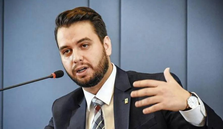 Alexandre de Moraes solta Filipe Martins, ex-assessor de Bolsonaro Alexandre de Moraes solta Filipe Martins, ex-assessor de Bolsonaro