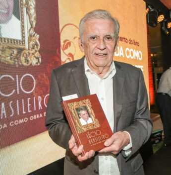 Iate Clube de Fortaleza homenageia Lúcio Brasileiro com título de Sócio Benemérito