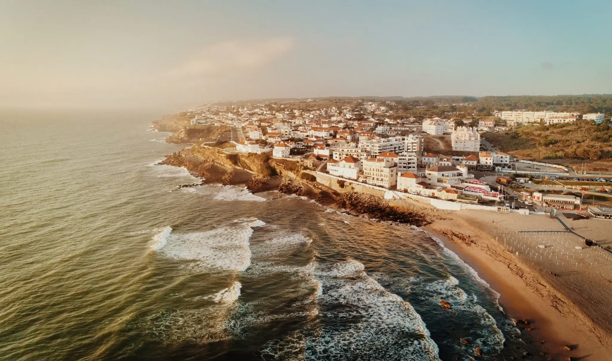 Descubra o litoral de Lisboa e desfrute de praias deslumbrantes no verão europeu Descubra o litoral de Lisboa e desfrute de praias deslumbrantes no verão europeu