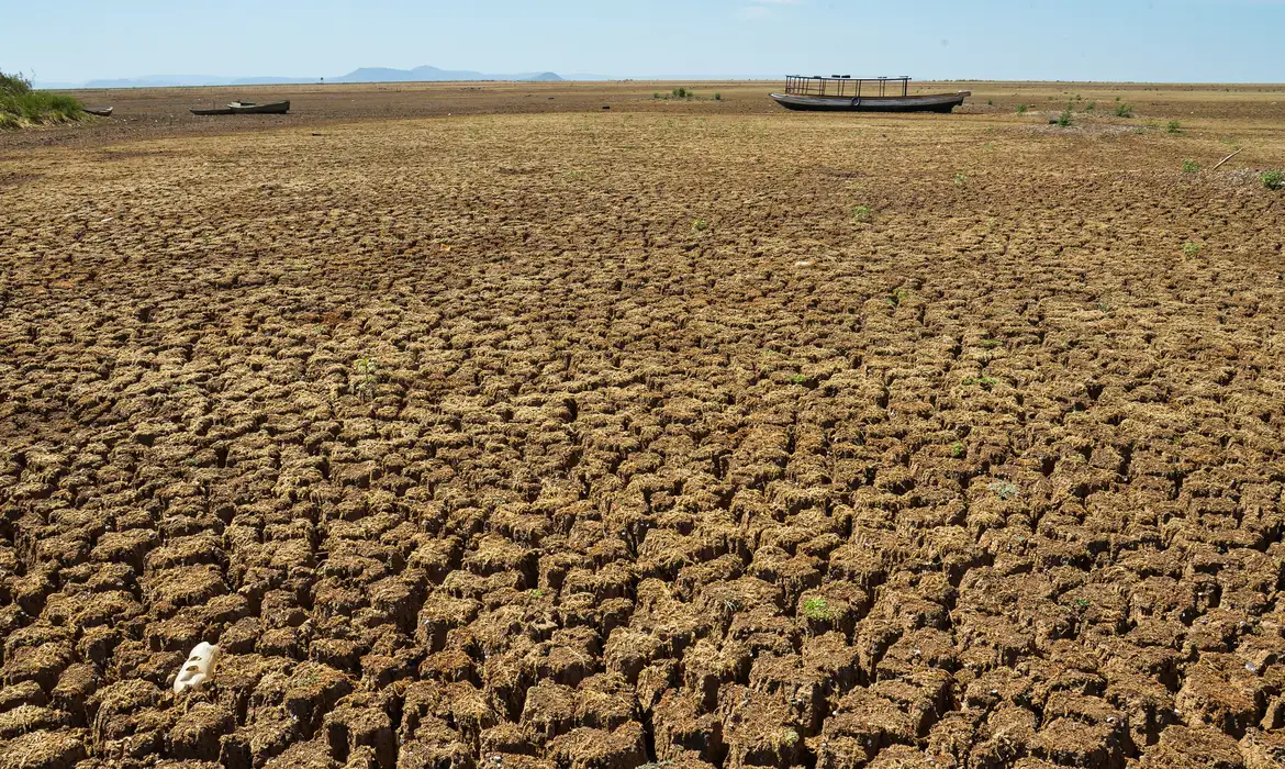 Acopiara e Milhã são reconhecidos em situação de emergência por seca e estiagem Acopiara e Milhã são reconhecidos em situação de emergência por seca e estiagem