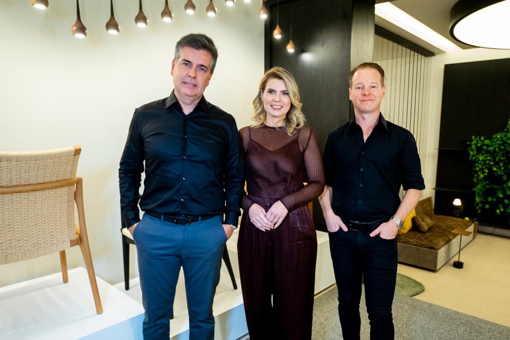 Lançamento da Exposição Dinna 20 Anos marca inauguração do novo showroom Le Spec Lançamento da Exposição Dinna 20 Anos marca inauguração do novo showroom Le Spec