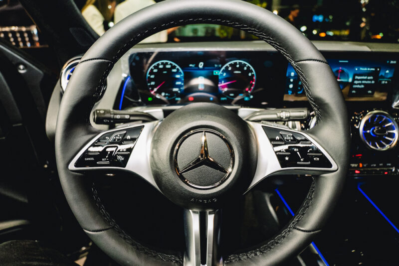 Mercedes-Benz registra lucro de 1,19 bilhão de euros no 3º trimestre e supera expectativas Mercedes-Benz registra lucro de 1,19 bilhão de euros no 3º trimestre e supera expectativas