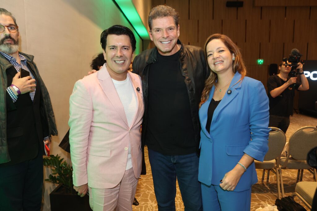 
				André Ramos, Alexandre Accioly E Bianca Gibbon
				