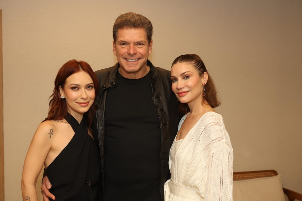 
				Isabel Rendeiro, Alexandre Accioly E Scheila Santos
				