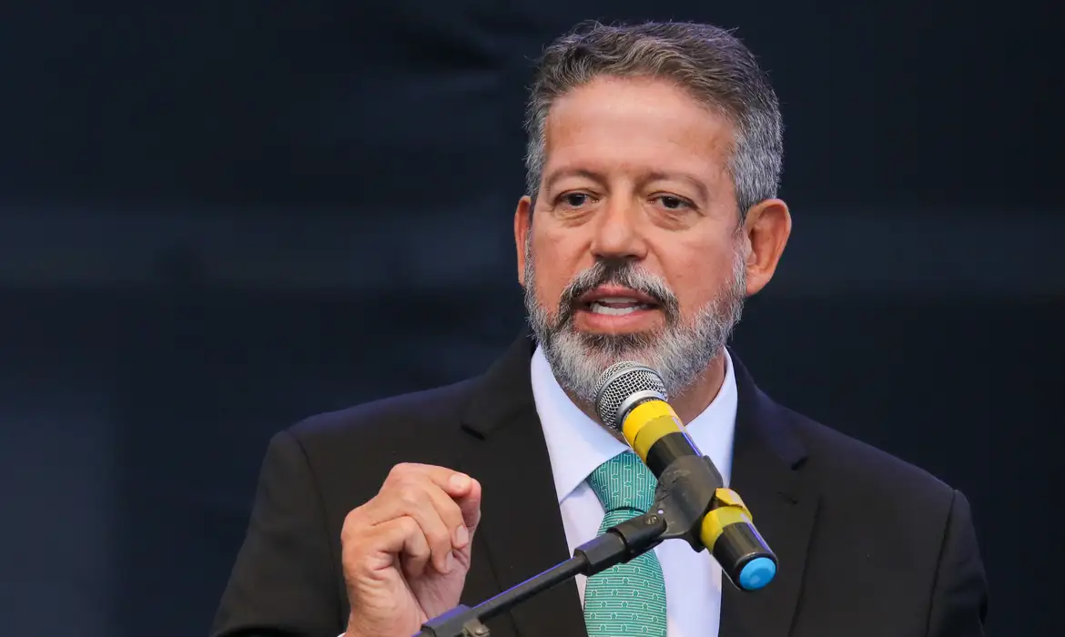 Lira critica indiciamento de deputados pela PF e cita ditadura militar Lira critica indiciamento de deputados pela PF e cita ditadura militar