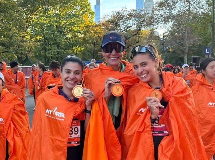 Rebecca Albuquerque e as filhas Beatriz e Isabela completam maratona de Nova York Rebecca Albuquerque e as filhas Beatriz e Isabela completam maratona de Nova York