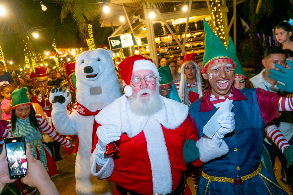 Chegada do Papai Noel marca início das comemorações de Natal no Beach Park Chegada do Papai Noel marca início das comemorações de Natal no Beach Park